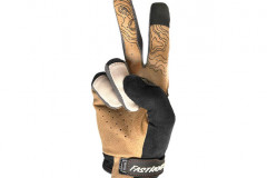 З довгими пальцями