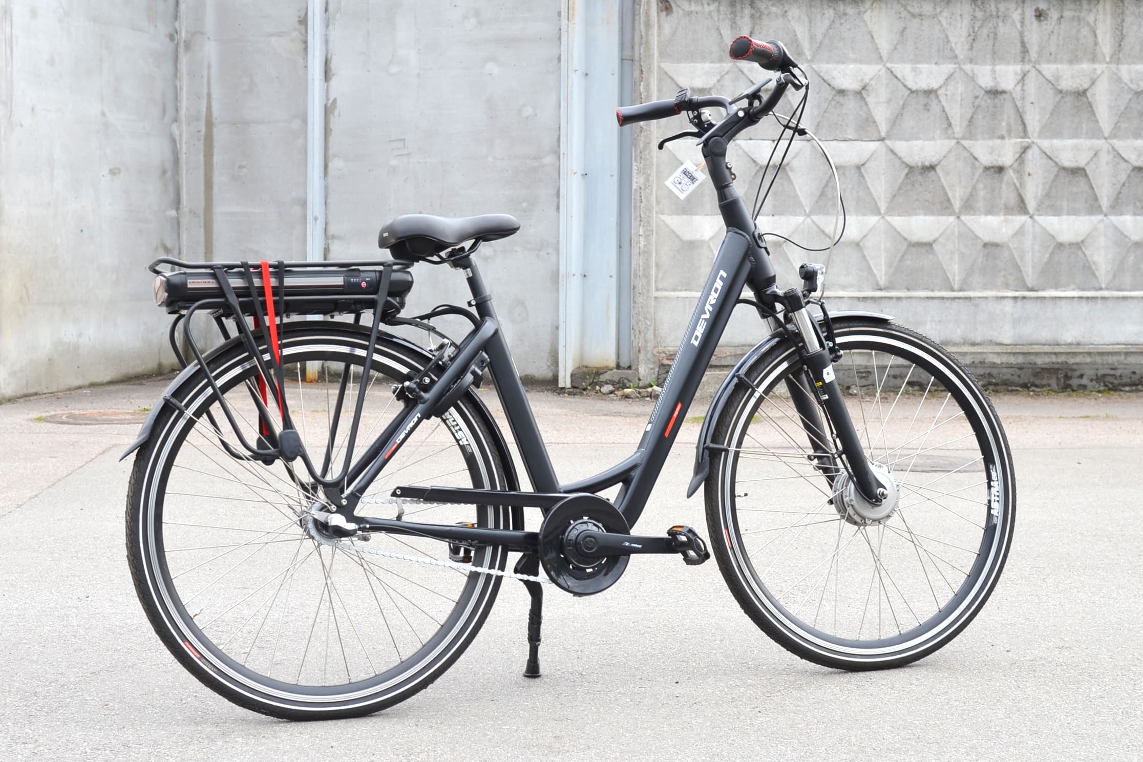 чорний електро велосипед