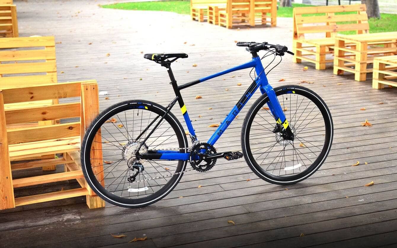 синій міський велосипед